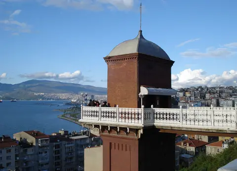 Tarihi Asansör — Karataş, İzmir